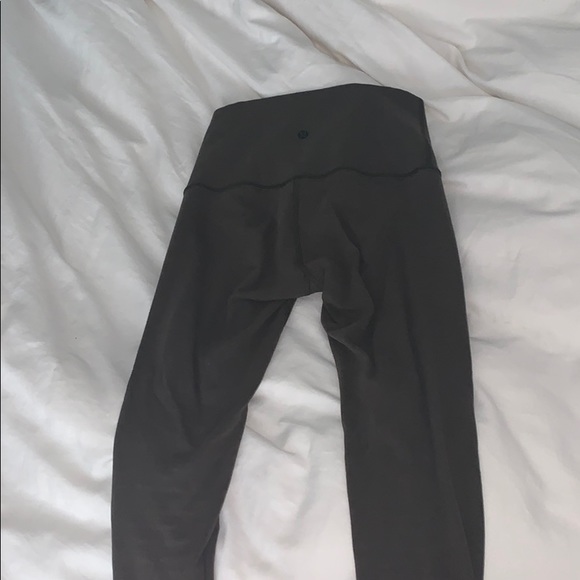 Limited addition army green lulul Capri legging - Picture 3 of 4